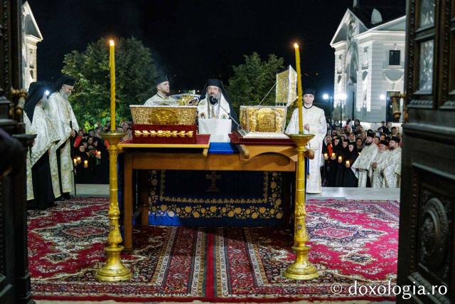 Procesiunea scoaterii spre închinare a moaștelor Sfintei Cuvioase Parascheva