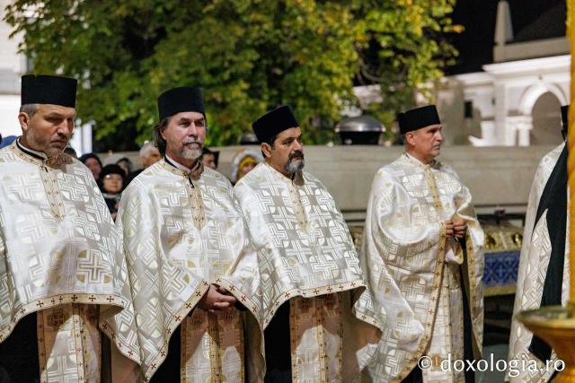 Procesiunea scoaterii spre închinare a moaștelor Sfintei Cuvioase Parascheva