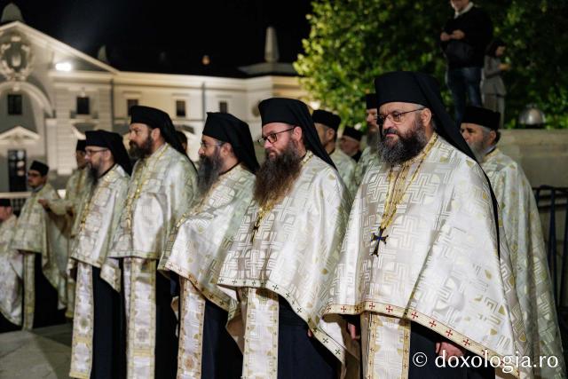 Procesiunea scoaterii spre închinare a moaștelor Sfintei Cuvioase Parascheva