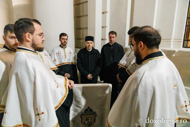 Procesiunea scoaterii spre închinare a moaștelor Sfintei Cuvioase Parascheva
