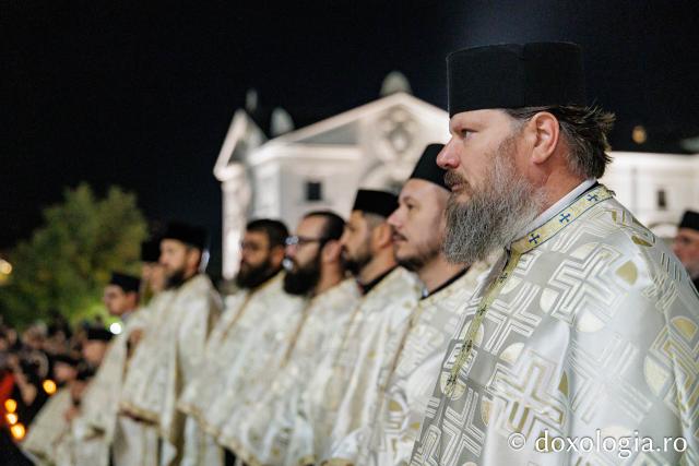 Procesiunea scoaterii spre închinare a moaștelor Sfintei Cuvioase Parascheva