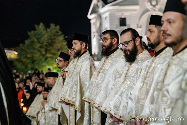 Procesiunea scoaterii spre închinare a moaștelor Sfintei Cuvioase Parascheva