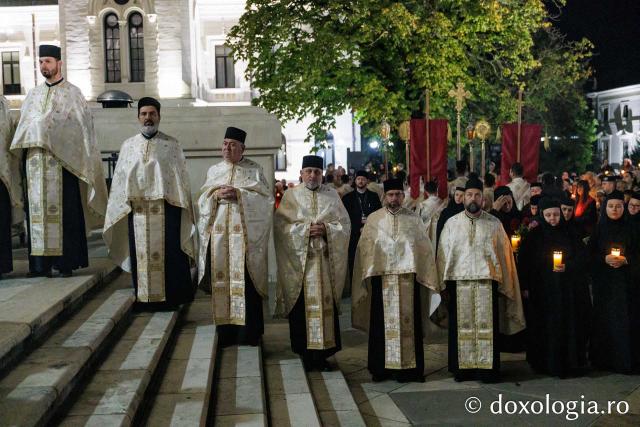 Procesiunea scoaterii spre închinare a moaștelor Sfintei Cuvioase Parascheva
