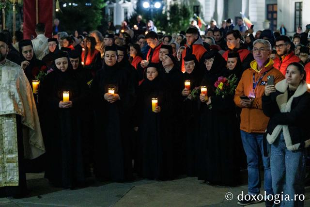 Procesiunea scoaterii spre închinare a moaștelor Sfintei Cuvioase Parascheva
