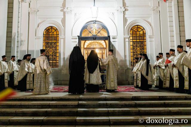 Procesiunea scoaterii spre închinare a moaștelor Sfintei Cuvioase Parascheva