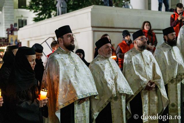 Procesiunea scoaterii spre închinare a moaștelor Sfintei Cuvioase Parascheva