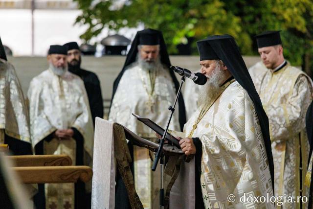 Procesiunea scoaterii spre închinare a moaștelor Sfintei Cuvioase Parascheva