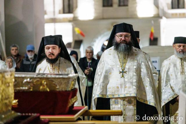 Procesiunea scoaterii spre închinare a moaștelor Sfintei Cuvioase Parascheva