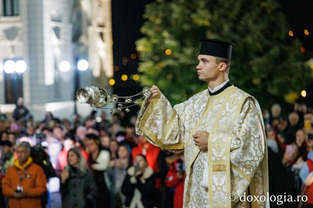 Procesiunea scoaterii spre închinare a moaștelor Sfintei Cuvioase Parascheva