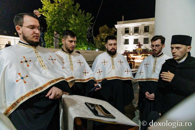 Procesiunea scoaterii spre închinare a moaștelor Sfintei Cuvioase Parascheva