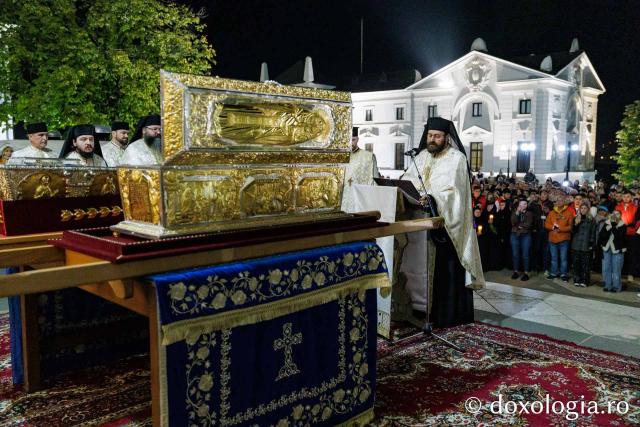 Procesiunea scoaterii spre închinare a moaștelor Sfintei Cuvioase Parascheva