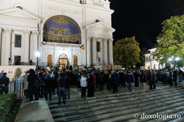 Procesiunea scoaterii spre închinare a moaștelor Sfintei Cuvioase Parascheva