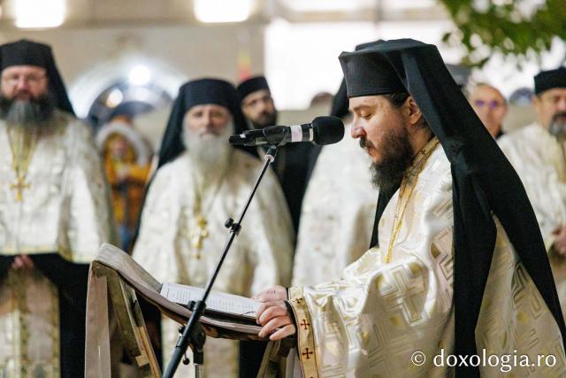 Procesiunea scoaterii spre închinare a moaștelor Sfintei Cuvioase Parascheva