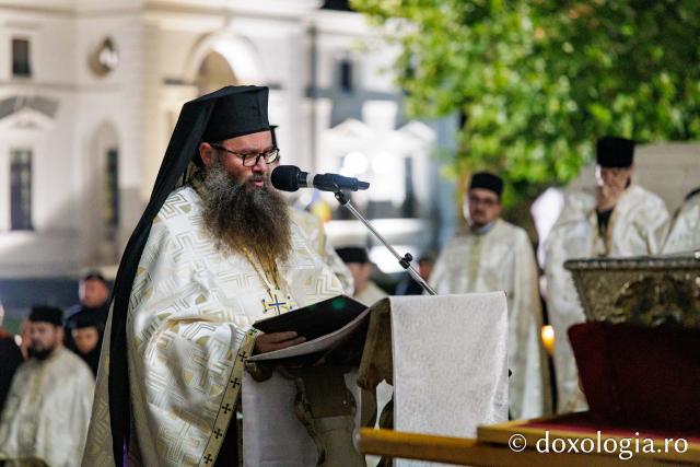 Procesiunea scoaterii spre închinare a moaștelor Sfintei Cuvioase Parascheva