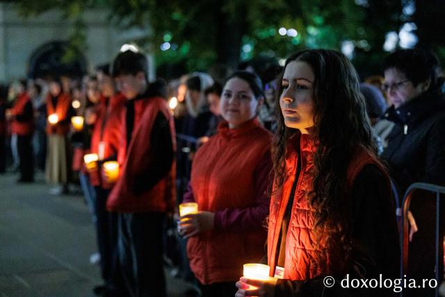 Procesiunea scoaterii spre închinare a moaștelor Sfintei Cuvioase Parascheva