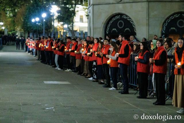 Procesiunea scoaterii spre închinare a moaștelor Sfintei Cuvioase Parascheva
