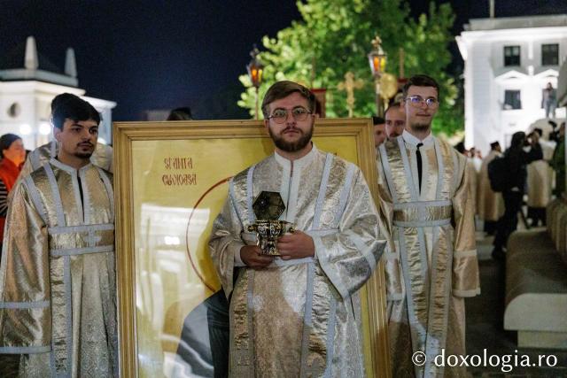 Procesiunea scoaterii spre închinare a moaștelor Sfintei Cuvioase Parascheva