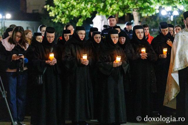 Procesiunea scoaterii spre închinare a moaștelor Sfintei Cuvioase Parascheva