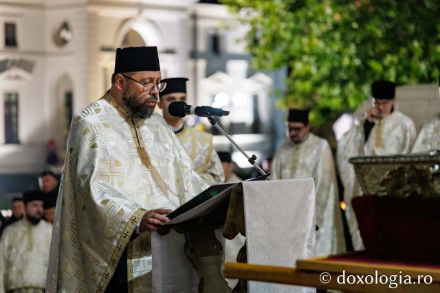 Procesiunea scoaterii spre închinare a moaștelor Sfintei Cuvioase Parascheva