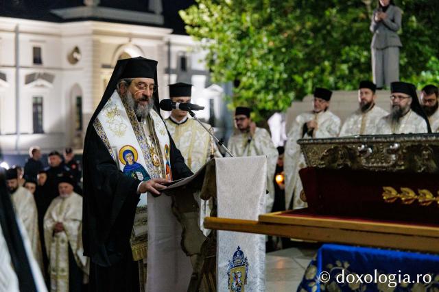 Procesiunea scoaterii spre închinare a moaștelor Sfintei Cuvioase Parascheva