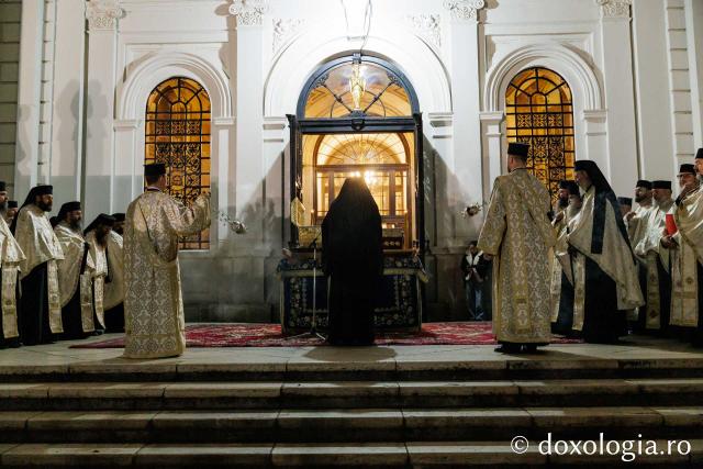 Procesiunea scoaterii spre închinare a moaștelor Sfintei Cuvioase Parascheva