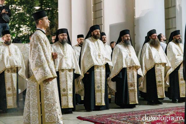 Procesiunea scoaterii spre închinare a moaștelor Sfintei Cuvioase Parascheva