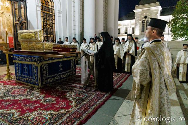 Procesiunea scoaterii spre închinare a moaștelor Sfintei Cuvioase Parascheva