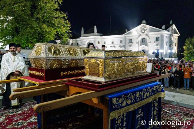 Procesiunea scoaterii spre închinare a moaștelor Sfintei Cuvioase Parascheva