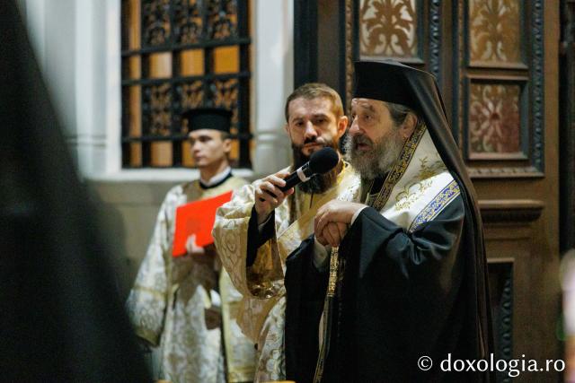 Procesiunea scoaterii spre închinare a moaștelor Sfintei Cuvioase Parascheva
