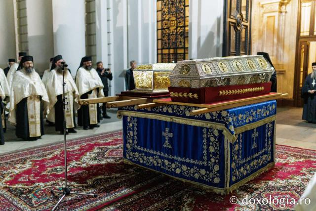 Procesiunea scoaterii spre închinare a moaștelor Sfintei Cuvioase Parascheva