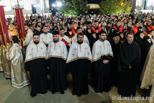 Procesiunea scoaterii spre închinare a moaștelor Sfintei Cuvioase Parascheva