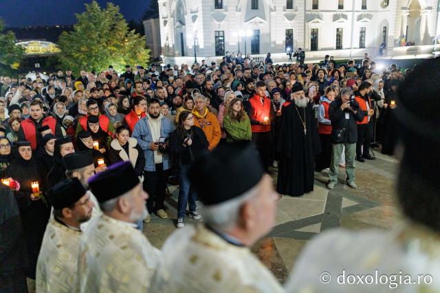 Procesiunea scoaterii spre închinare a moaștelor Sfintei Cuvioase Parascheva