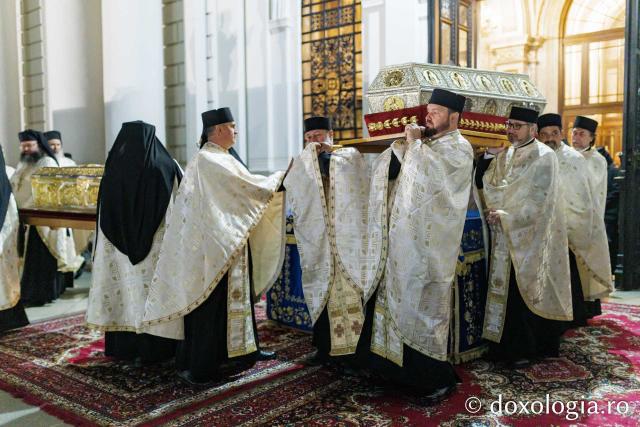 Procesiunea scoaterii spre închinare a moaștelor Sfintei Cuvioase Parascheva