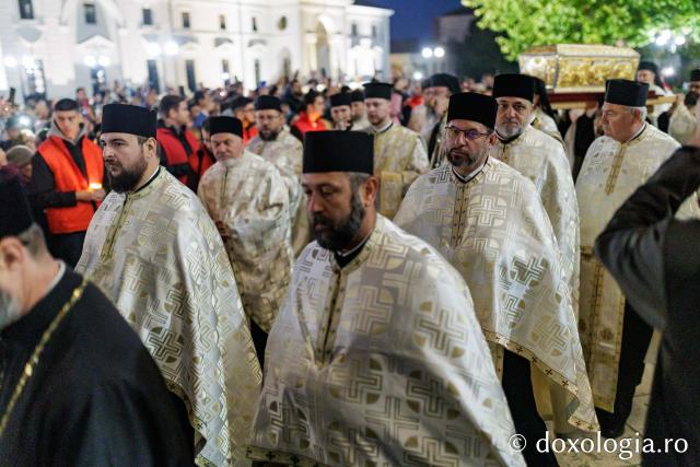 Procesiunea scoaterii spre închinare a moaștelor Sfintei Cuvioase Parascheva