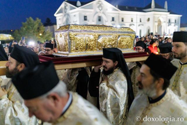 Procesiunea scoaterii spre închinare a moaștelor Sfintei Cuvioase Parascheva