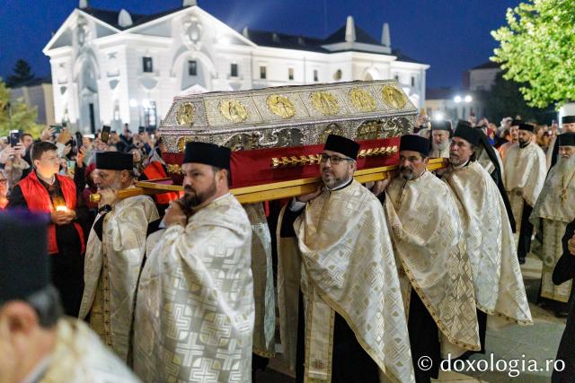 Procesiunea scoaterii spre închinare a moaștelor Sfintei Cuvioase Parascheva