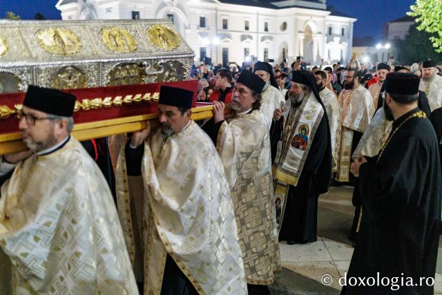 Procesiunea scoaterii spre închinare a moaștelor Sfintei Cuvioase Parascheva