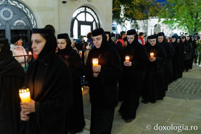 Procesiunea scoaterii spre închinare a moaștelor Sfintei Cuvioase Parascheva