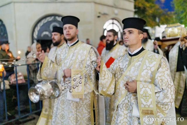 Procesiunea scoaterii spre închinare a moaștelor Sfintei Cuvioase Parascheva