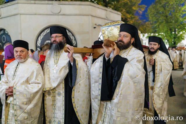 Procesiunea scoaterii spre închinare a moaștelor Sfintei Cuvioase Parascheva