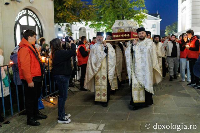 Procesiunea scoaterii spre închinare a moaștelor Sfintei Cuvioase Parascheva