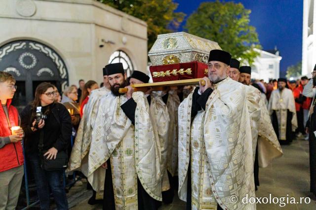 Procesiunea scoaterii spre închinare a moaștelor Sfintei Cuvioase Parascheva
