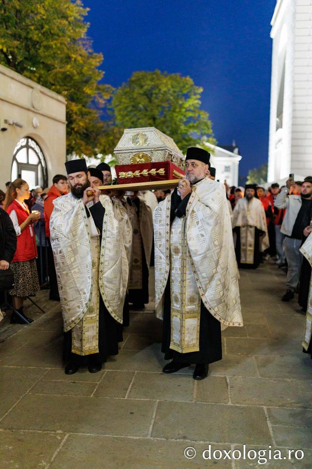 Procesiunea scoaterii spre închinare a moaștelor Sfintei Cuvioase Parascheva
