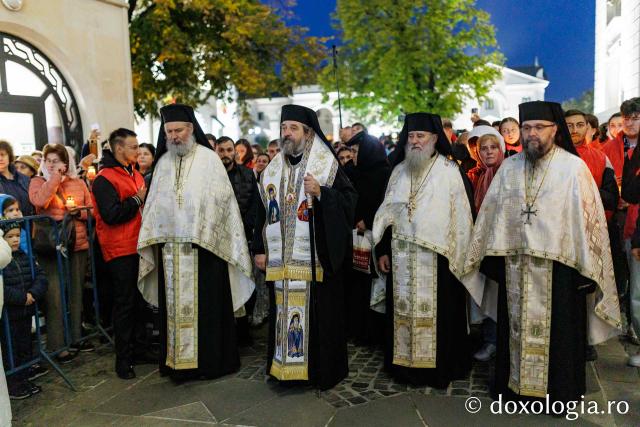 Procesiunea scoaterii spre închinare a moaștelor Sfintei Cuvioase Parascheva