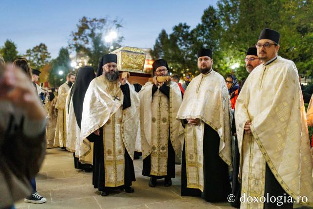 Procesiunea scoaterii spre închinare a moaștelor Sfintei Cuvioase Parascheva
