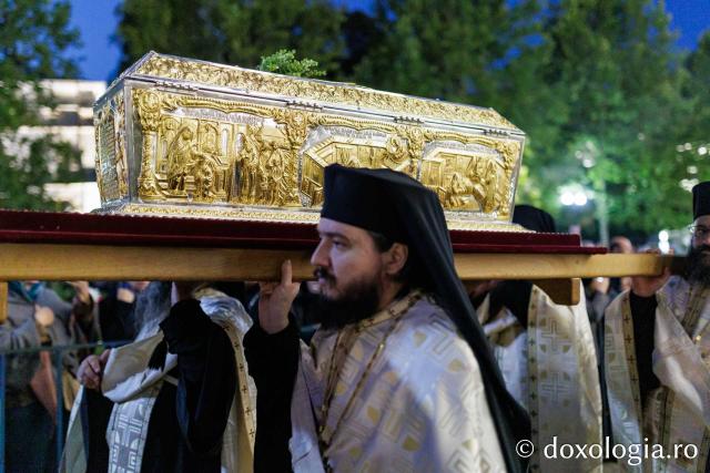 Procesiunea scoaterii spre închinare a moaștelor Sfintei Cuvioase Parascheva