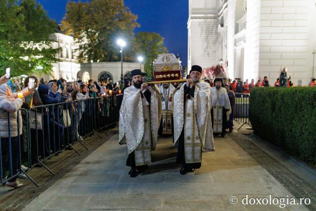 Procesiunea scoaterii spre închinare a moaștelor Sfintei Cuvioase Parascheva