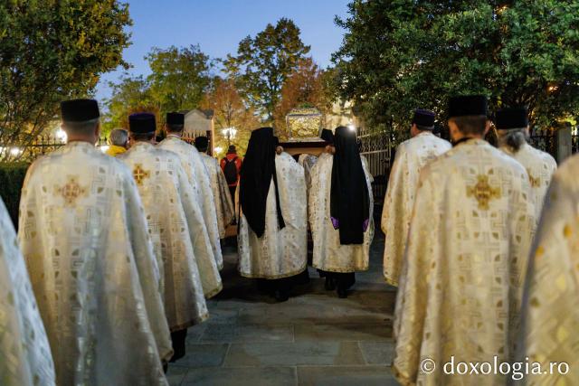 Procesiunea scoaterii spre închinare a moaștelor Sfintei Cuvioase Parascheva