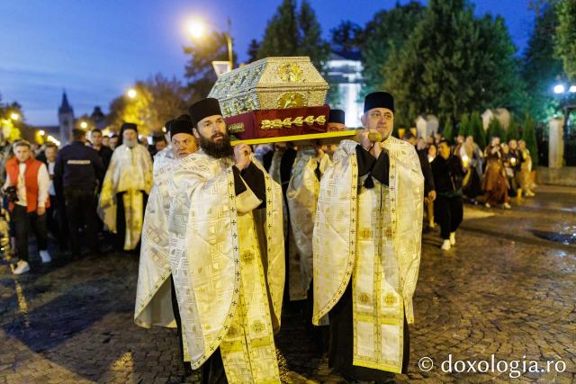 Procesiunea scoaterii spre închinare a moaștelor Sfintei Cuvioase Parascheva