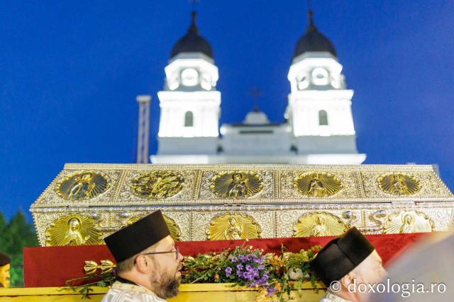Procesiunea scoaterii spre închinare a moaștelor Sfintei Cuvioase Parascheva